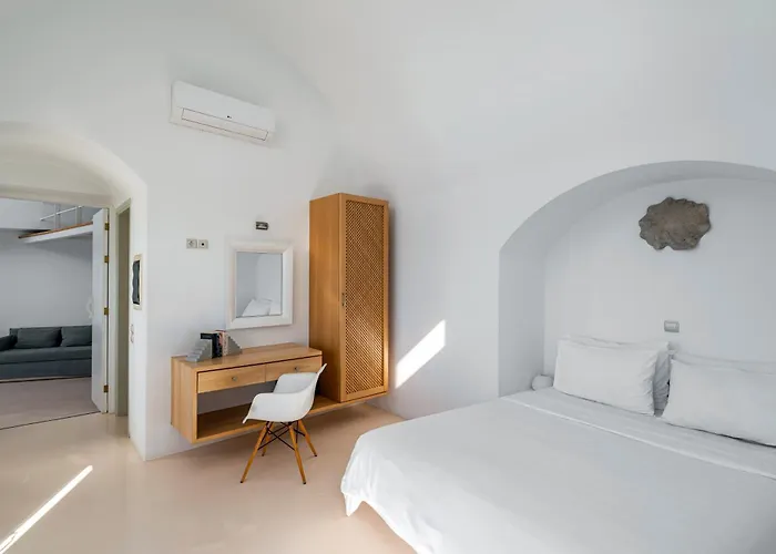 Cliff Side Hotel Firá